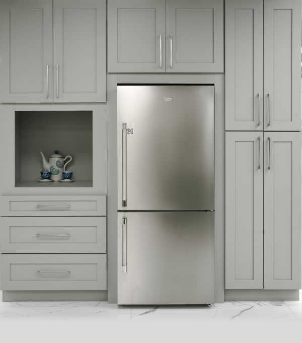 Light Grey kitchen cabinets - real kitchen photo (2) - CCC Cabinets wholesale, Des Plaines IL